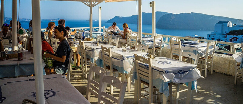  Firostefani, wo in Santorini auf einem Budget mit Blick auf die Caldera zu bleiben